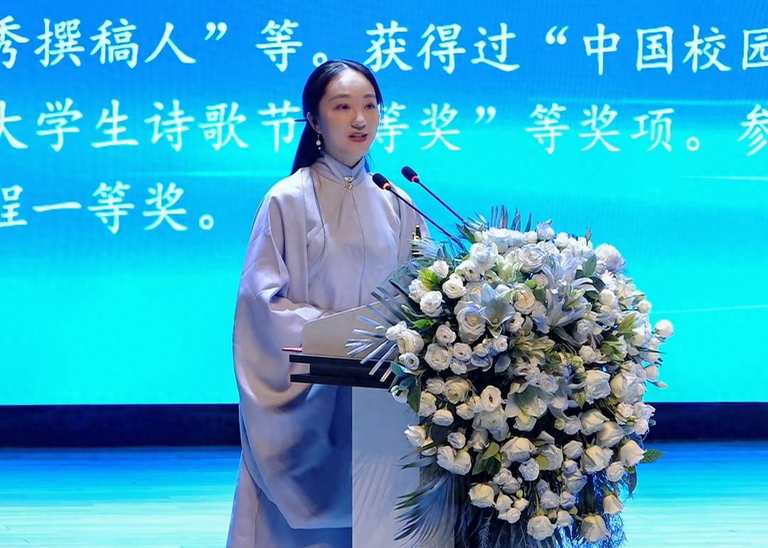 计算机博士生王珊珊获“星星诗歌奖”：反对用AI写诗，即使是辅助